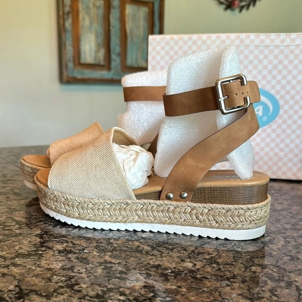 Soda Tan and Cream Espadrille Shoes with Platform Sole EUC 9